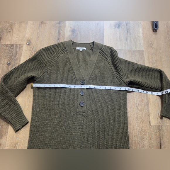Madewell Woman’s V-Neck Sweater in Deep Olive 🫒 🍁🥮🍂 - Picture 4 of 8